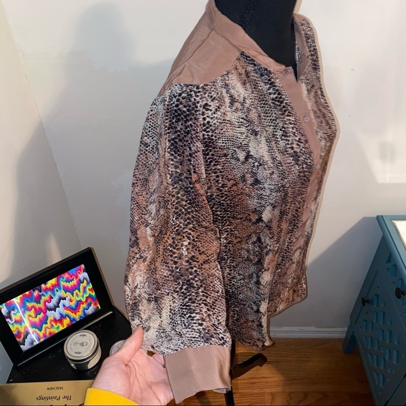 100% Silk Wilfred mauve snake print button down blouse. - Picture 3 of 6